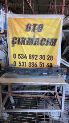 Bmw 1 serisi f21 arka tampon demiri 724091211