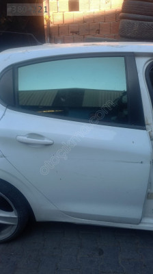 peugeot 208 sağ arka kapı dolu