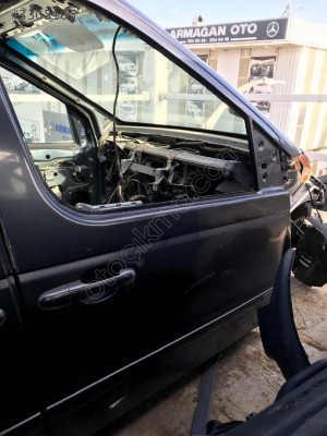 MERCEDES W414 VANEO SAĞ ÖN KAPI