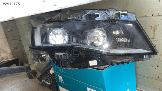 Peugeot 508 sağ ön far lambası çıkma