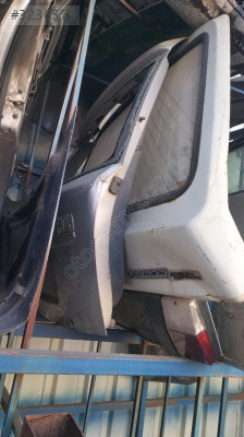 Skoda Fabia bagaj kapağı