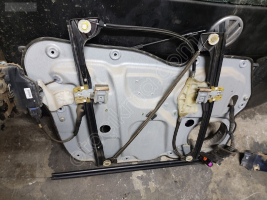 VOLKSWAGEN CADDY CIKMA ORJİNAL SAĞ ÖN CAM KRİKOSU