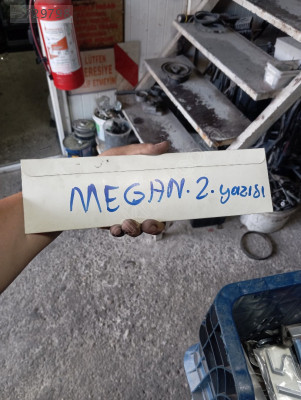 Renault megane 2 bagaj yazısı