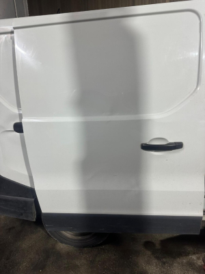 Renault trafic sağ orta kapı