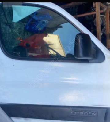 citroen berlingo ön kapı camı sağ 9202 67