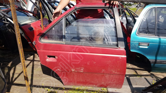 Peugeot 405 sağ arka kapı çıkma
