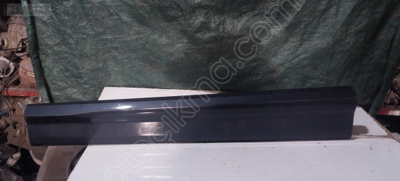 81A853960B orj hatasız 17-22 audi Q2 sağ ön kapı bandı