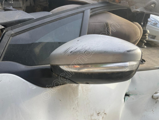 Peugeot 208 sol ön kapı kelebek camı