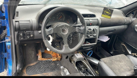 Opel Corsa b ön göğüslük