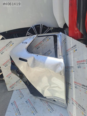 Toyota C-hr sağ arka kapı (hasarlı parça)