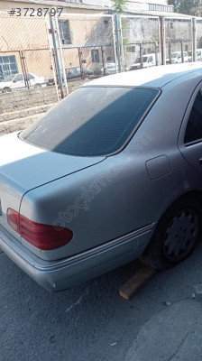 1998 MERCEDES E200 SAĞ ARKA ÇAMURLUK ÇIKMA
