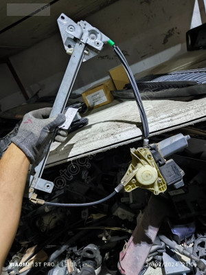mitsubishi carisma sol ön cam krikosu orjinal çıkma