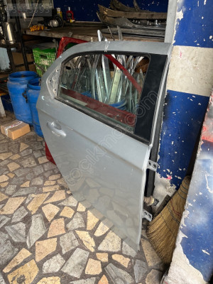 Pejo 301 2014 model sağ arka kapı dolu