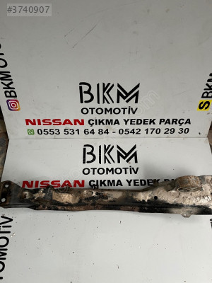Nissan Almera alt travers