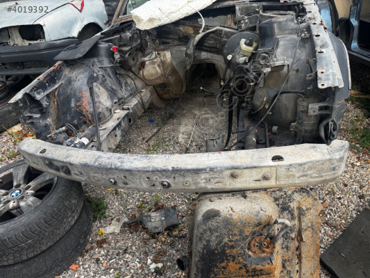 BMW E34 Ön Tampon Demiri Çıkma