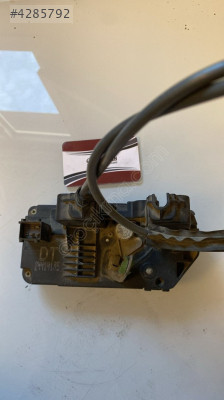 24414135 opel zafira 2003 sağ arka kapı kilidi