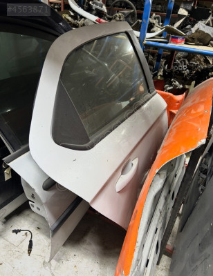 Peugeot 301 sağ arka kapı