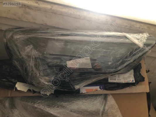 Audi a3 sağ far camı