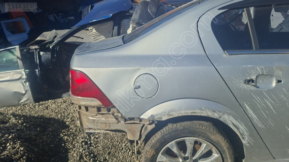 OPEL ASTRA ARKA SAĞ ÇAMURLUK 2012