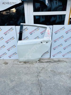 Toyota yaris sol arka kapı (az hasarlı)
