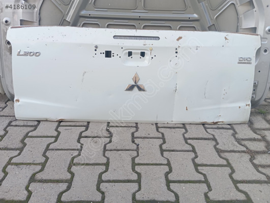 2018 2023 Mitsubishi L200 arka bagaj kapağı