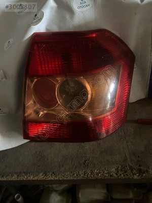 Toyota coralla 2001-2003 hp sağ far stop ucu çatlak