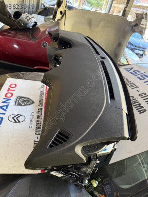 Peugeot 2008 ön göğüslük