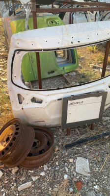 Toyota RW4 model 2015 arka bagaj kapağı