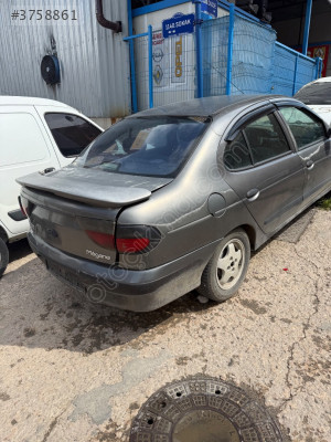 Megan 1 sağ arka kapı