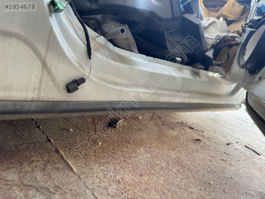 VOLKSWAGEN TİGUAN ÇIKMA SAG ALT MARŞBİYEL KESME