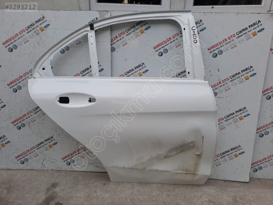 Mercedes C serisi w205 sağ arka kapı (az hasarlı)