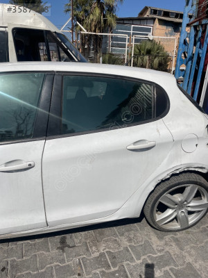 Peugeot 208 sol arka kapı beyaz