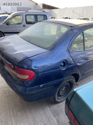 RENAULT LAGUNA 1 SAĞ ARKA ÇAMURLUK ÇIKMA ORJİNAL