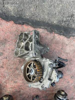 RENAULT  TRAFİC   1.9  DİZEL  MAZOT  POMPA   AYAĞI