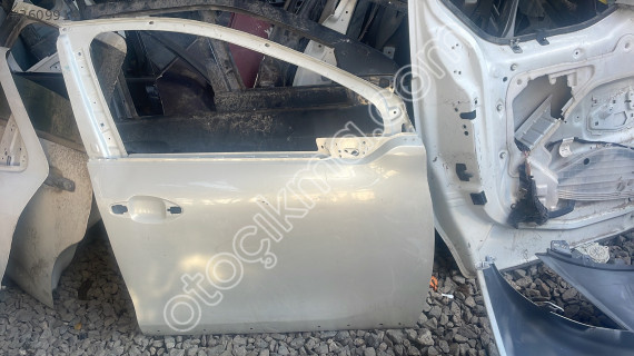 Peugeot 208 sağ ön kapı orjinal simli beyaz