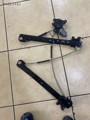 AUDİ A3 SAĞ ÖN CAM KRİKOSU