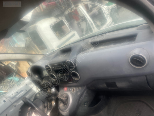 Peugeot partneri tepe ön göğüslük