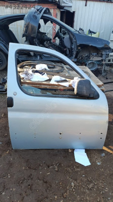 Peugeot partner. Sağ ön kapı.