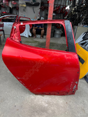 Renault clıo 4 kırmızı renk arka sağ kapı