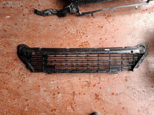 ÖZMEN OPEL CORSA E ÖN TAMPON ORTA IZGARASI 9818196480