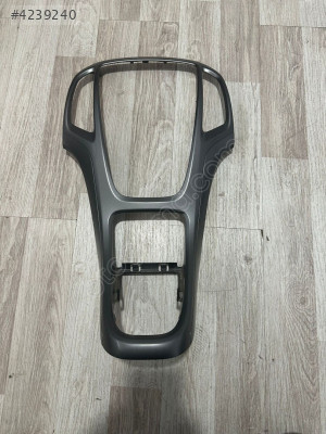 OPEL ASTRA J HATASIZ GÖĞÜS ÇERÇEVESİ 13257562