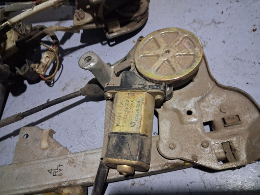 Mazda  626 Sağ  Ön Cam  Motoru