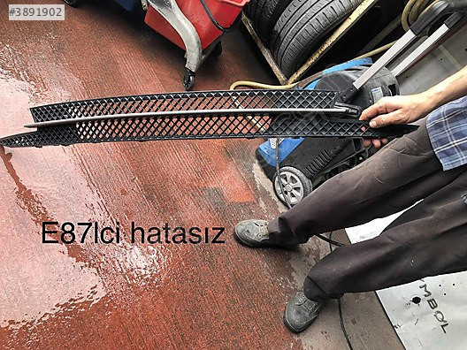 Bmw 1 serisi e87LCİ ön tampon orta ızgara hatasız ORJİNAL