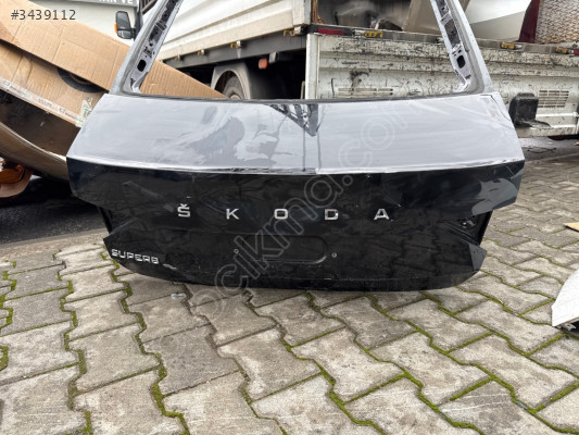 Skoda Superb bagaj kapağı siyah