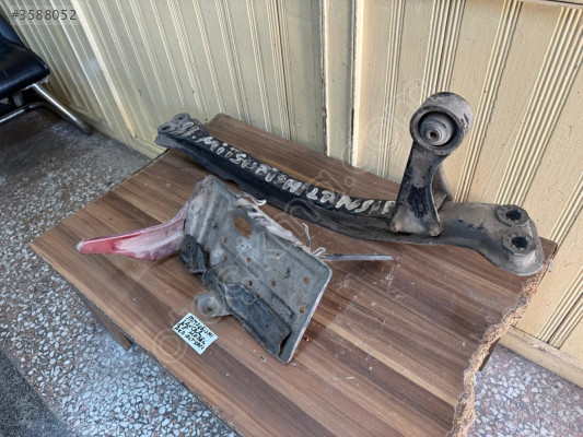 MİTSUBİSHİ LANCER AKÜ ALT SACI ORJİNAL ÇIKMA 1988 MODEL