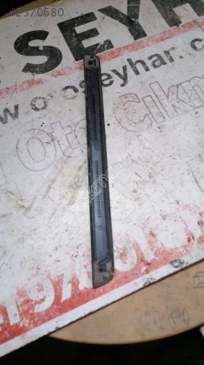 8W0853374 AUDİ A4 ÖN SAĞ KAPI AYAK BASMA ÇITASI