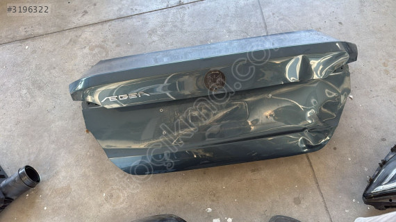 Egea sedan bagaj kapağı mavi