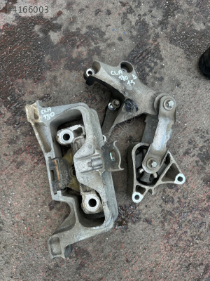 CLA 180 MOTOR KULAKLARI ORJİNAL ÇIKMA PARÇA