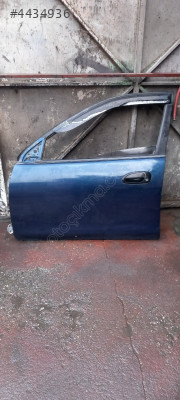 Mazda familia sol ön kapı