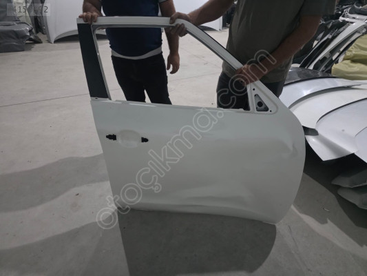 NİSSAN JUKE BEYAZ SAĞ ÖN KAPI ORJINAL